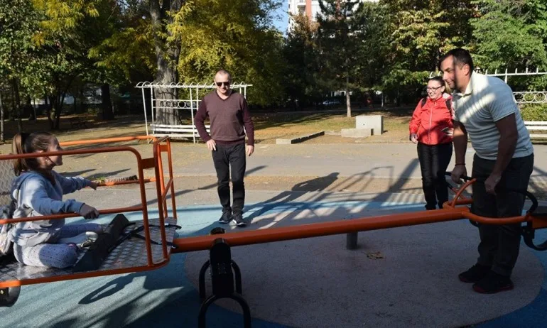 В София вече има люлка за деца с увреждания - Tribune.bg