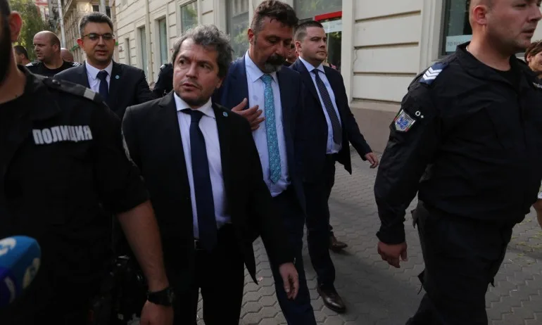 Как така Николов продължава да работи за американска фирма докато е депутат? - Tribune.bg