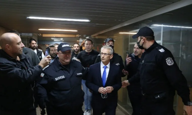 Денков: Ако въведем зелен сертификат за учителите веднага, това ще доведе до криза - Tribune.bg