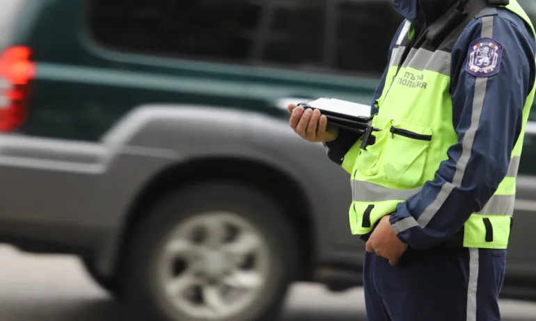 Майка заби колата си в дърво в Русе, едногодишното ѝ дете пътувало с нея - Tribune.bg