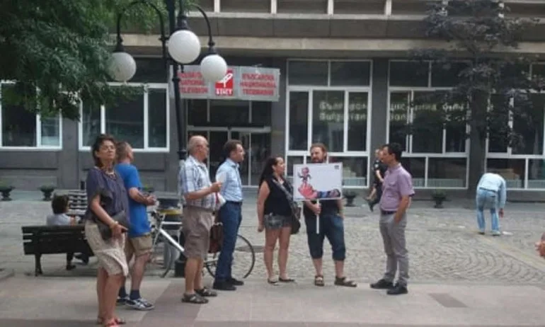 Скромен протест срещу избора на Кошлуков за шеф на БНТ - Tribune.bg