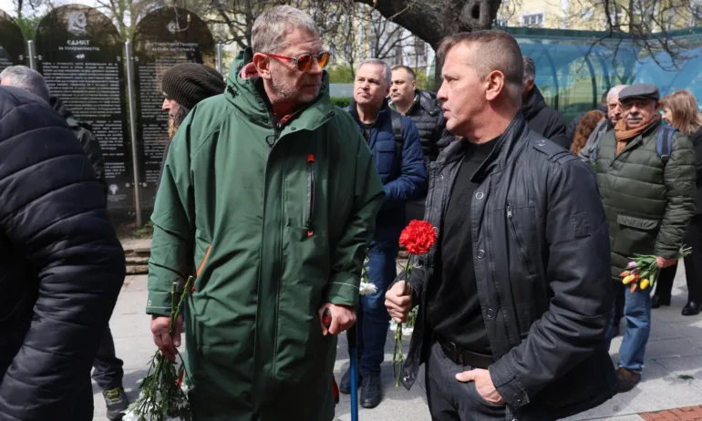 Близки, колеги и приятели изпратиха актьора Васил Банов в последния му път - Tribune.bg