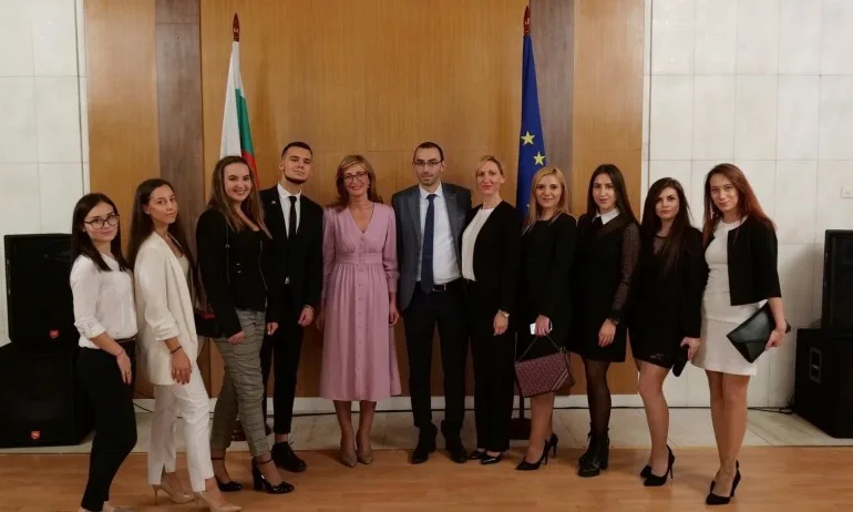 Захариева: Надявам се скоро българските студенти в Русия да получат право на работа - Tribune.bg