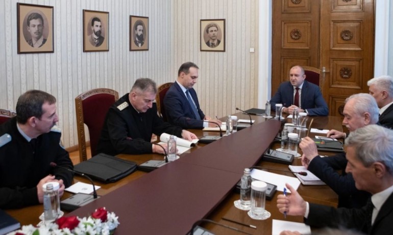 Радев събра началниците на отбраната, иска охраняване на небето с наши самолети и екипаж - Tribune.bg
