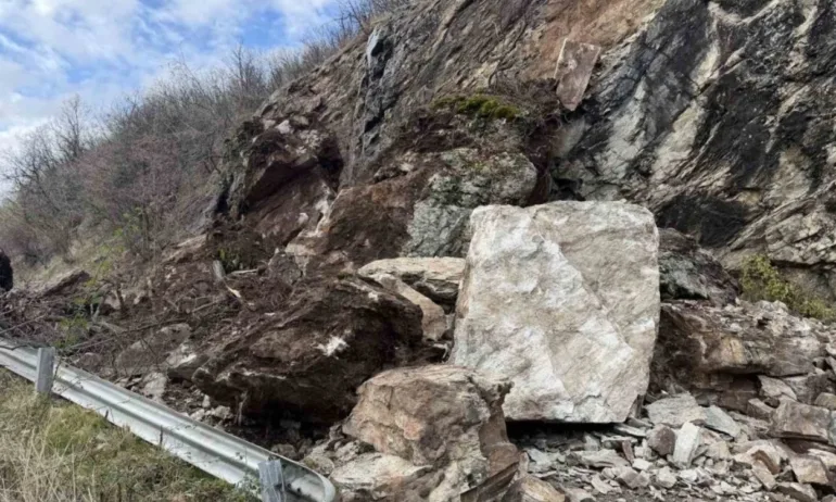 Свлачище затвори прохода Троян - Кърнаре в двете посоки - Tribune.bg