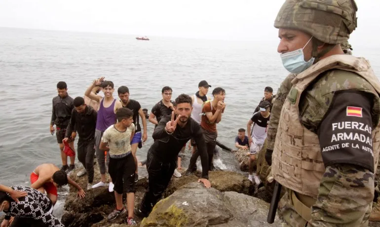 Испанската армия охранява град Сеута заради нахлуването на мигранти - Tribune.bg