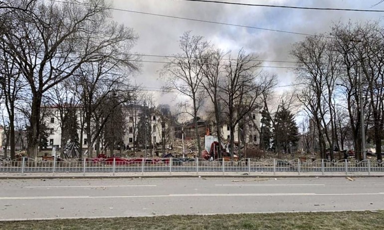 Училище с 400 души е било ударено от руските сили, твърди Украйна - Tribune.bg
