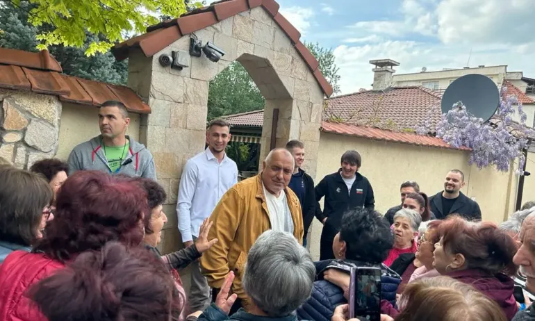 Възрастни хора чакаха Бойко Борисов пред дома му с аплодисменти - Tribune.bg