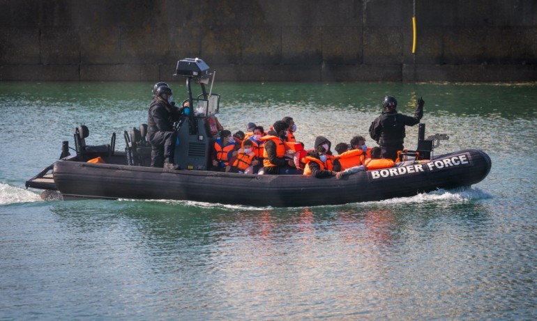 Рекорден брой мигранти са влезли с лодки във Великобритания - Tribune.bg