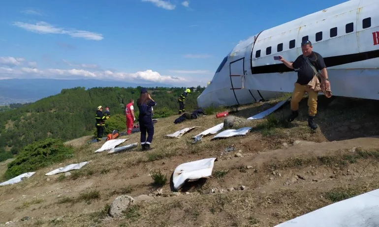 Учение показа спасяване на пътници при самолетна катастрофа (СНИМКИ) - Tribune.bg