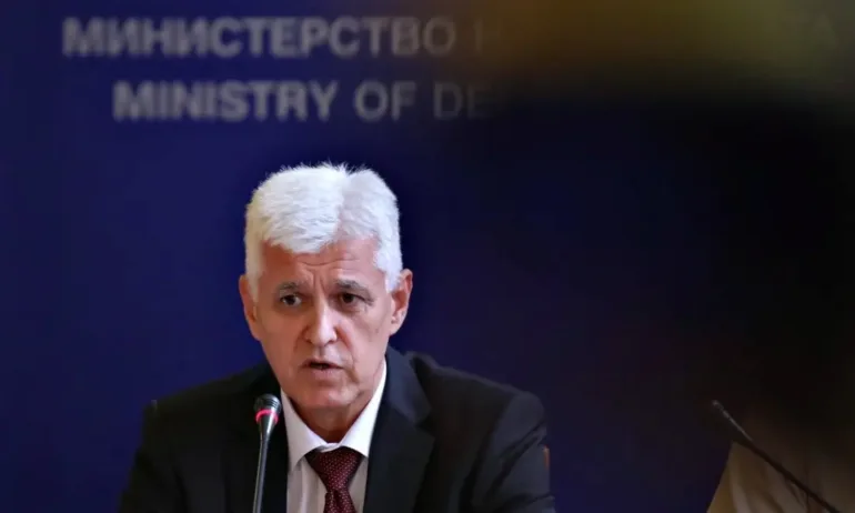 Военният министър забрани употребата на алкохол и наркотици в работно време - Tribune.bg