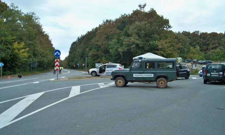 Арести на АМ Тракия край Пазарджик: Хванаха седем нелегални мигранти - Tribune.bg