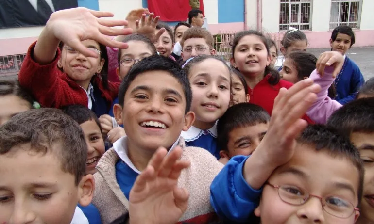 Синдикат: Училищата и семействата да подписват договори, забраняващи телефоните в час - Tribune.bg