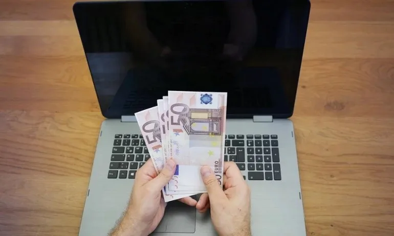 Банковата служителка, източила 1 млн. лв., пращала парите на виртуален любовник - Tribune.bg