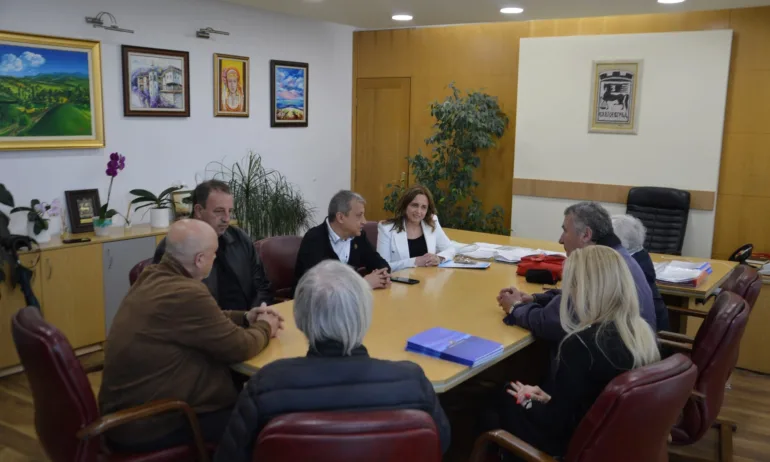 Кметът подписа първите споразумения за саниране на многофамилни сгради в Благоевград - Tribune.bg