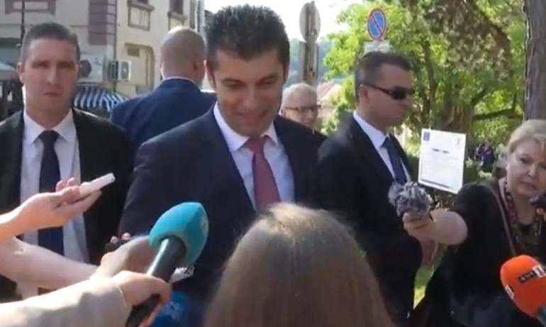 Денков заведе Петков да агитира деца във Велико Търново - Tribune.bg