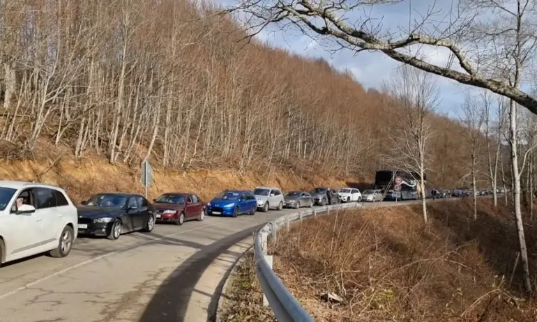 Десетки шофьори са блокирани с часове на българо-турската граница при
