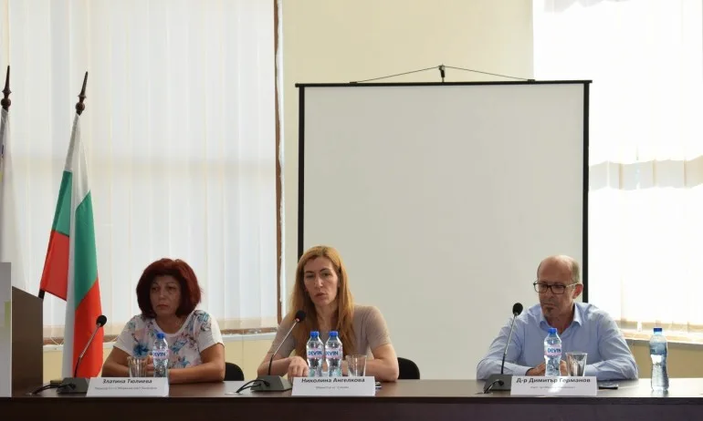 Ангелкова: Ще намалим още административната тежест за бизнеса - Tribune.bg