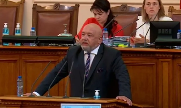 Татяна Дончева обяви, че отделна комисия за младежта и спорта не е важна, Кралев я репликира остро - Tribune.bg