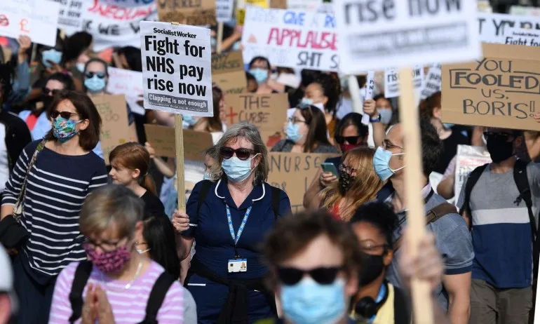 Българка на Острова: Тук ако няма 10 000 протестиращи, няма да получат разрешение от общината - Tribune.bg