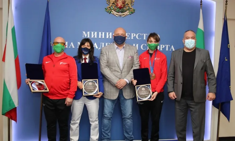 Министър Кралев награди Илина Иванова за бронзовия медал от Европейското първенство по таекуондо - Tribune.bg