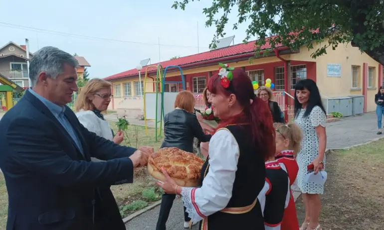 Кметът на р-н Връбница и Фандъкова откриха нова сграда към детска градина в Мрамор - Tribune.bg
