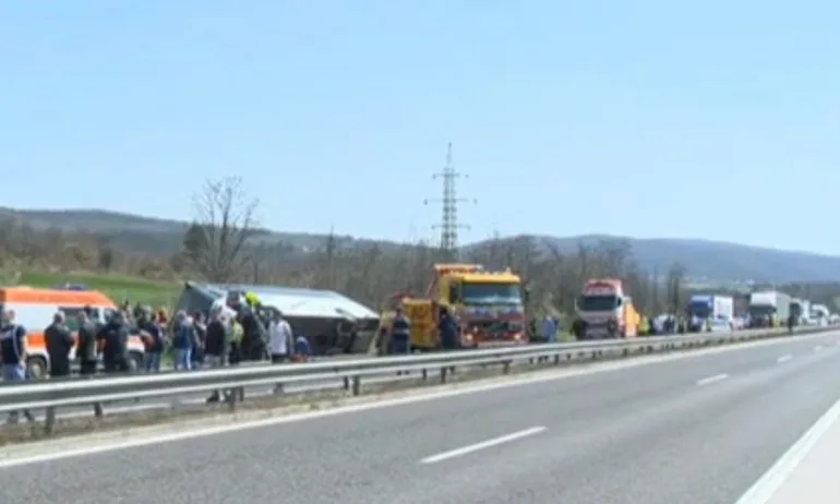 Дават на съд шофьорката на автомобила, който обърна автобус на Тракия - Tribune.bg