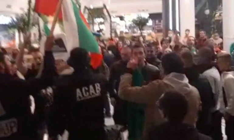 Протест в МОЛ: Искат оставката на Кацаров - Tribune.bg