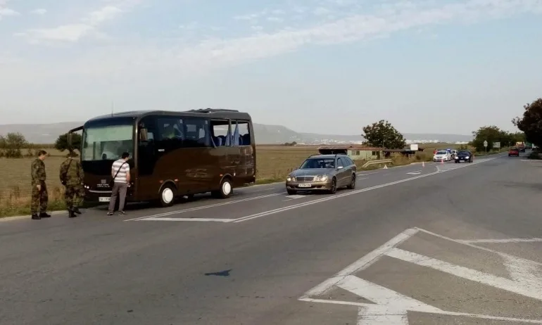 Автобус с военнослужещи катастрофира в Шуменско, има двама пострадали - Tribune.bg