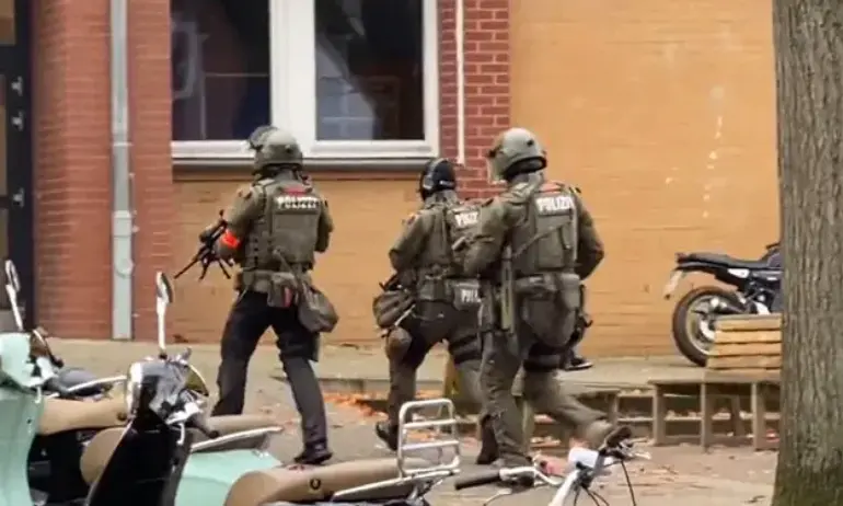 Двама въоръжени мъже са се барикадирали в училище в Хамбург.