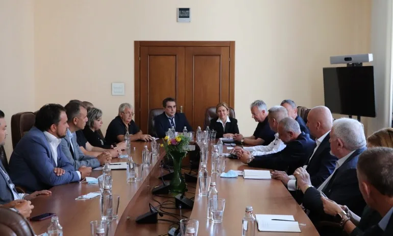 Асен Василев все пак предлага депутатите да позволят разплащане със строителите - Tribune.bg