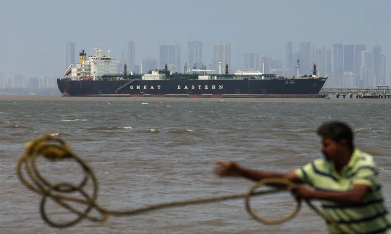 Първи чужд петролен танкер премина през Ормузкия проток - Tribune.bg