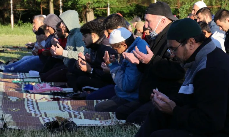 Главният мюфтия Мустафа Хаджи отслужи празнична молитва за Рамазан Байрам на открито - Tribune.bg