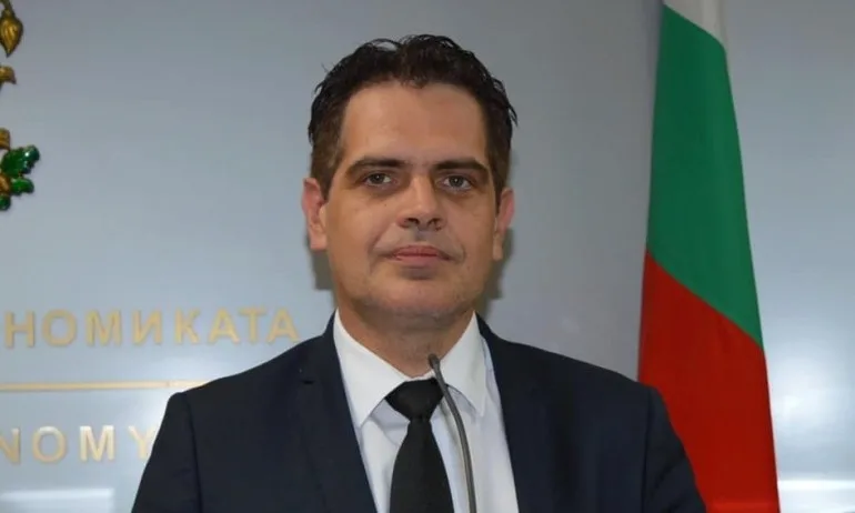 Министърът на икономиката е с отрицателен PCR тест, но ще се самоизолира - Tribune.bg