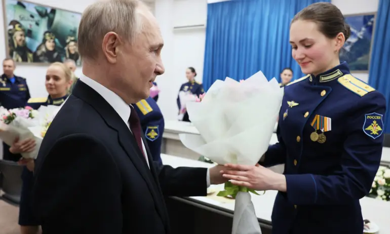 Подарък за 8 март: Путин помилва 52 осъдени жени - Tribune.bg