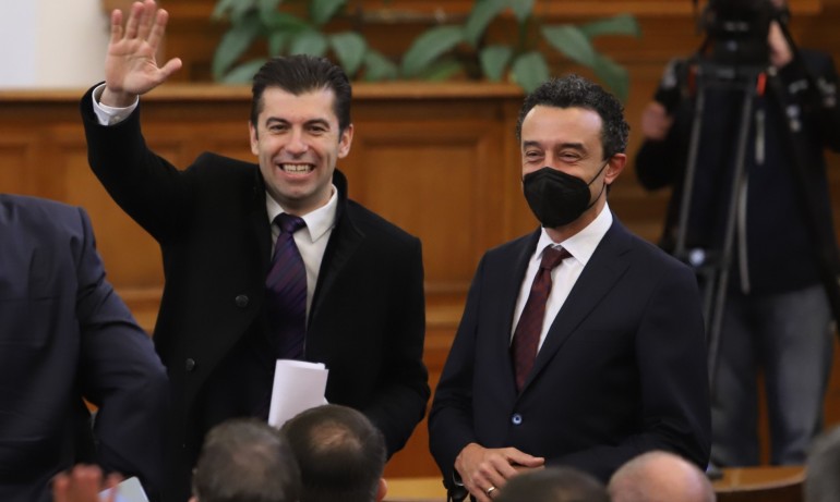 Кирил Петков с предизборната си реч от трибуната на парламента - Tribune.bg