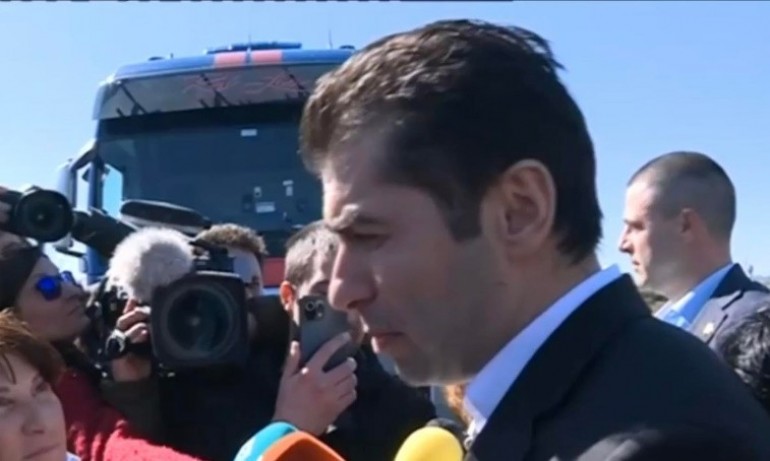 Под заплаха от протести: Петков ще пусне 50% от парите на пътните фирми, след саниране на договорите - Tribune.bg