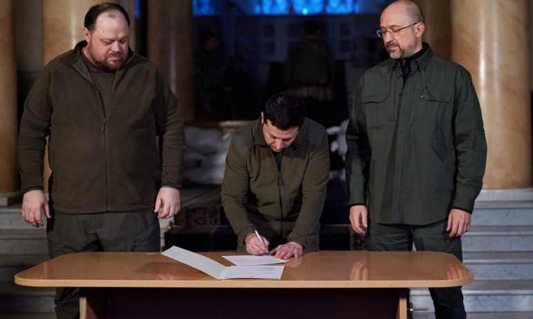 Украйна подготвя заявление за влизане в ЕС, Зеленски го подписа (СНИМКИ) - Tribune.bg