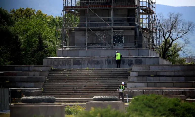 Демонтажът продължава: Махат плочите от Паметника на Съветската армия - Tribune.bg