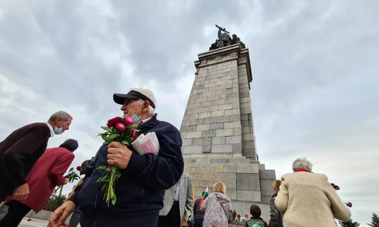 Русия е поискала безвъзмездно паметника на Съветската армия и земята под него - Tribune.bg