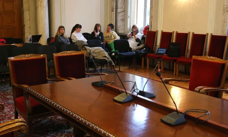 Жените в палатките се прехвърлиха във втората сграда на НС: Платени сме и си изкарваме чудесно - Tribune.bg