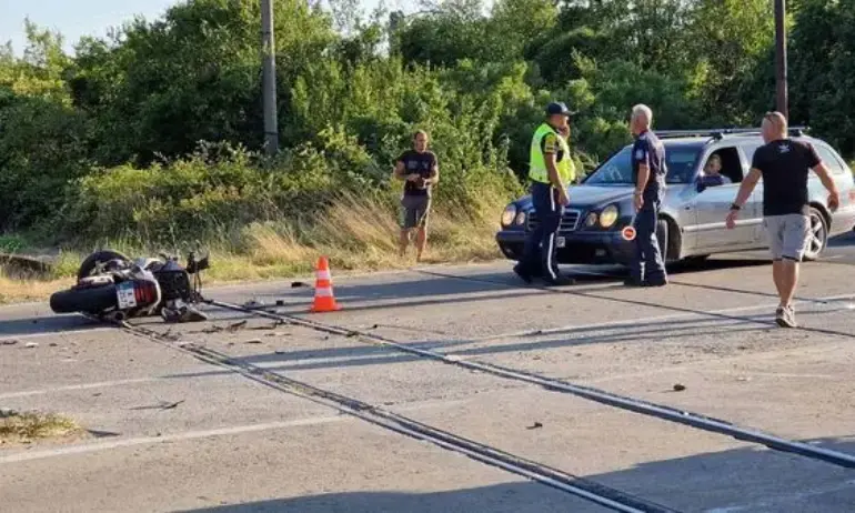 Моторист загина на място след удар с микробус на Околовръстния път на Казанлък (СНИМКИ) - Tribune.bg