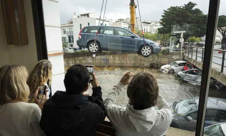 Нов потоп отнесе 30 коли в североизточна Испания - Tribune.bg