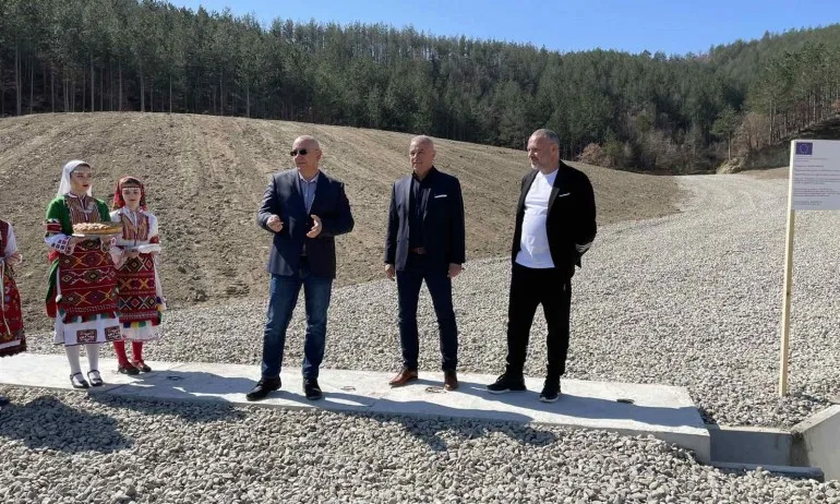 Емил Димитров откри рекултивираното общинско сметище на Симитли - Tribune.bg