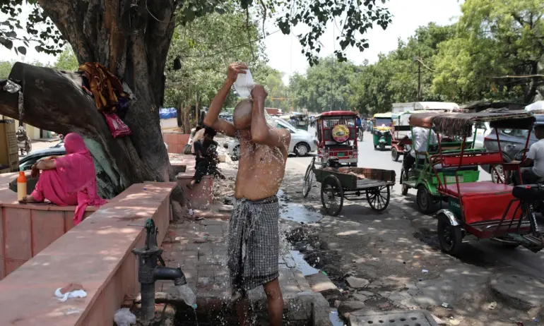 Над 50 жертви на жегата за три дни в Индия  