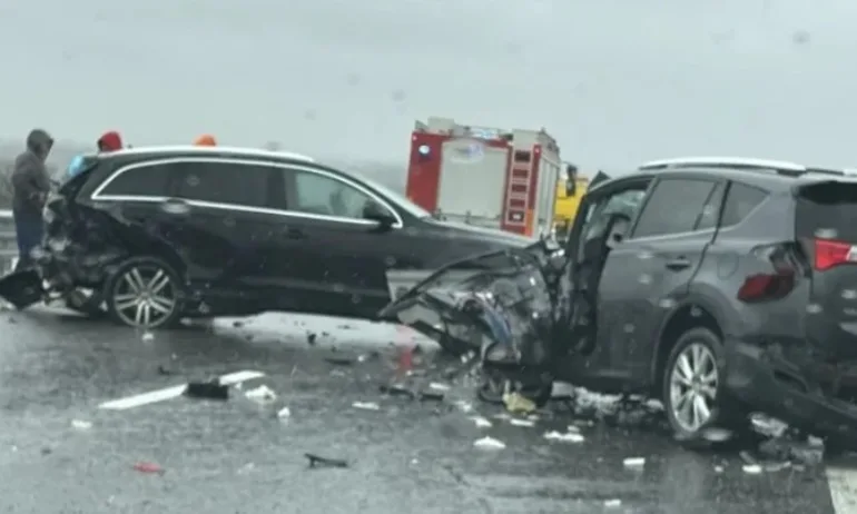 Тежка катастрофа затрудни движението на АМ Тракия край Чирпан - Tribune.bg