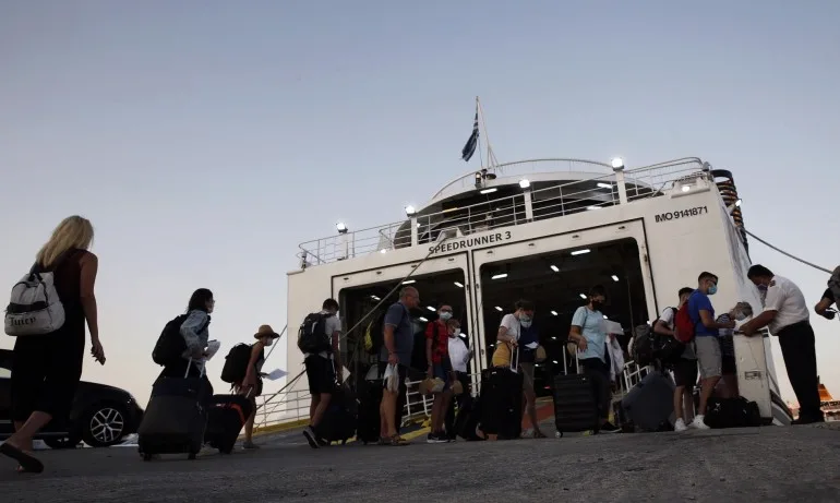 Гърция премахва строгите ограничения, отпада и системата с SMS-и за напускане на дома - Tribune.bg