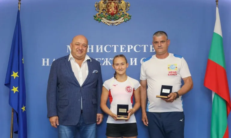 Министър Кралев награди Светла Згурова за спечелената титла от Световното първенство по модерен петобой - Tribune.bg