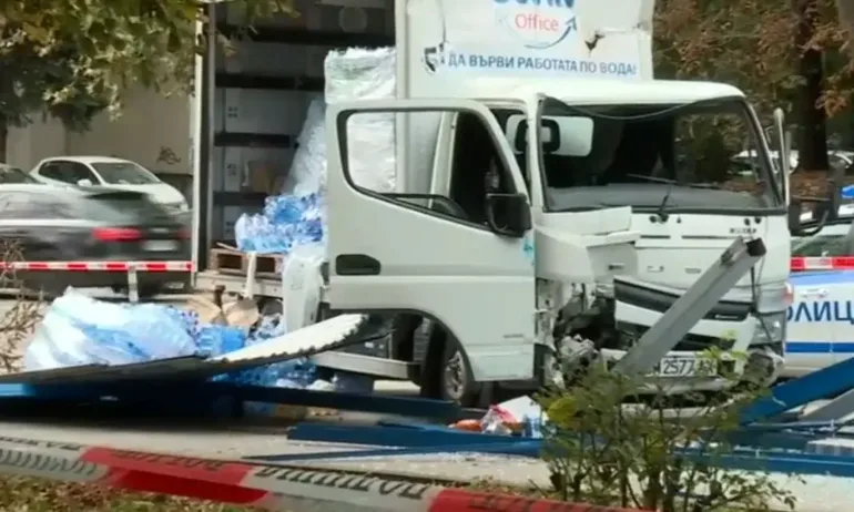 Камион се вряза в спирка в София, има жертва (СНИМКИ/ОБНОВЕНА) - Tribune.bg