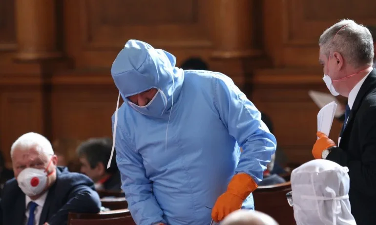 Спор в НС за предпазните мерки, Марешки се появи дегизиран - Tribune.bg